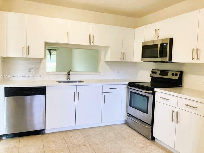 Photo - 1200 SW 125th Ave Unidad 109L Rental