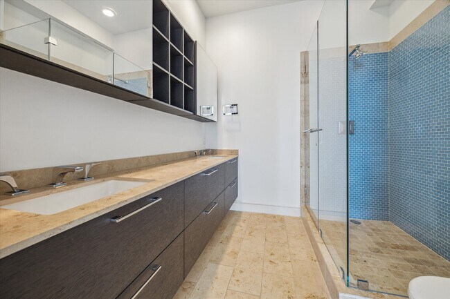 Building Photo - 2727 Kirby Dr Unit 9B