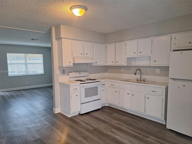 Building Photo - 324 NE 44th St Unit 324