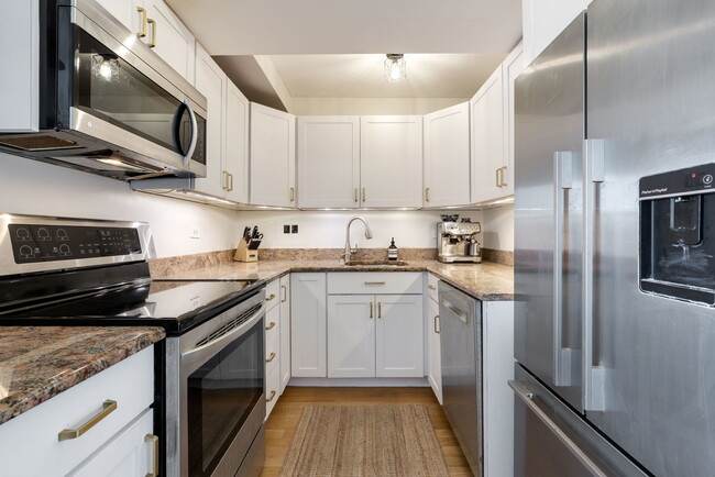 Photo - 2909 N Sheridan Rd