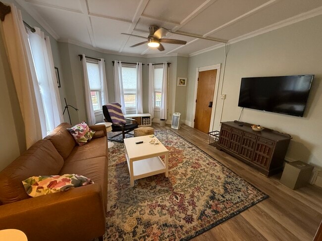 Photo - 352-354 W Main St