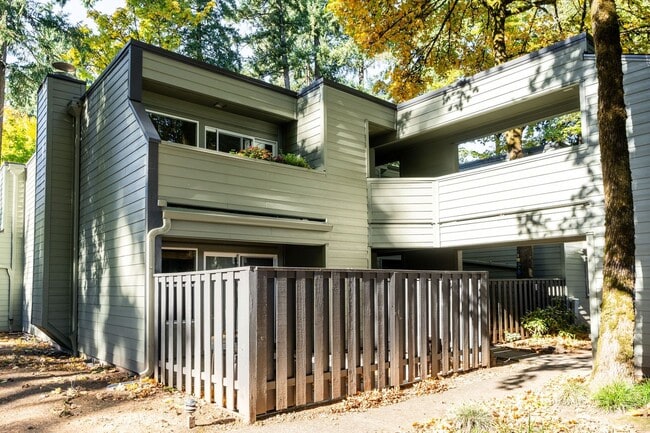 Building Photo - Lake Oswego Condo 2 Bed 1 Bath! Unit 5A