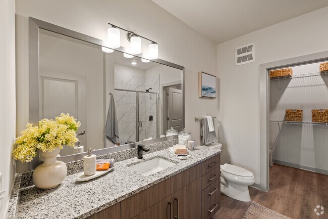 2BR, 2BA - 988SF - Main Bathroom