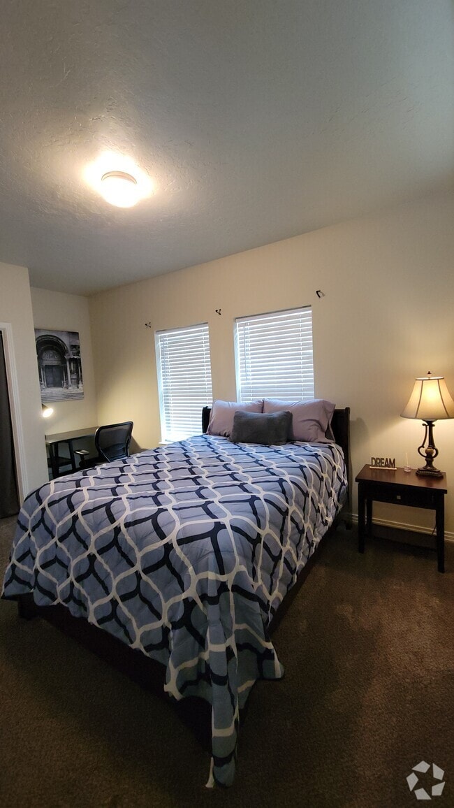 Building Photo - 2127 S Leadville Ave Unit #3 Downstairs Bedroom Rental