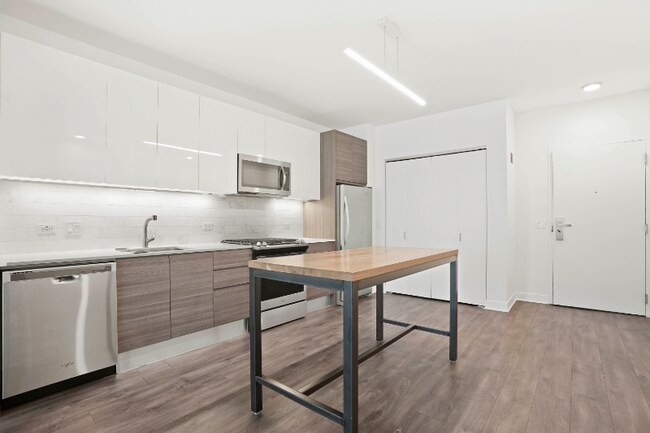 Photo - 210 W Hubbard St