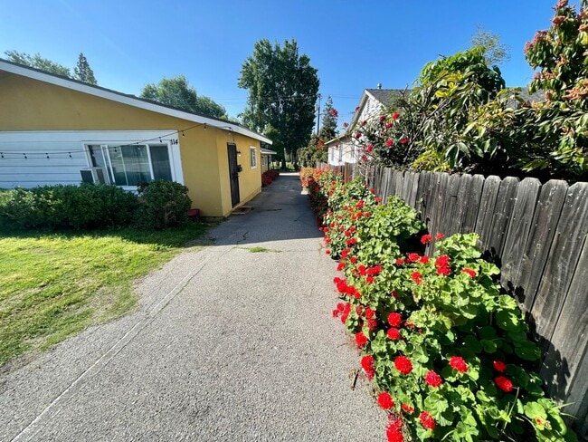 Photo - 114-118 W 1st Ave Unidad 118 1/2