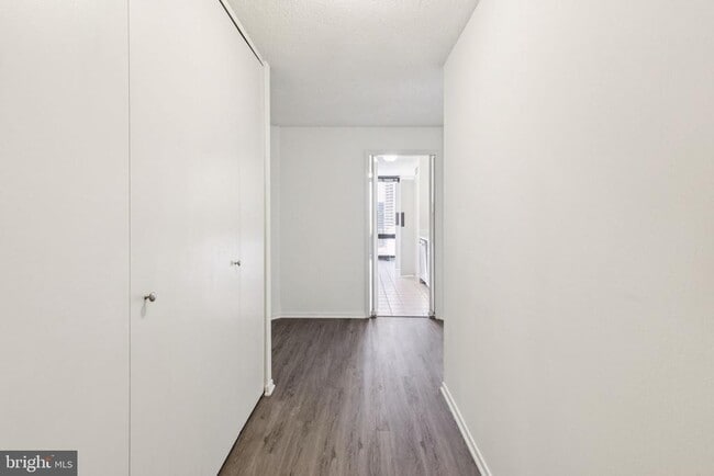 Building Photo - 2020 Walnut St Unit 21B