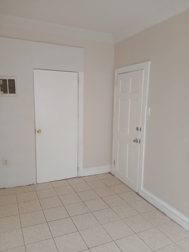 Building Photo - 2533 N Water St Unit 1