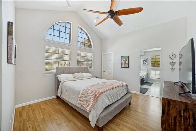 Photo - Stylish 3-Bed, 2.5-Bath Townhome with Fireplace & Move-In Ready Upgrades Unidad 801