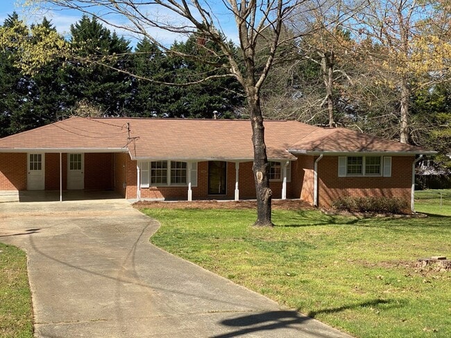 NEW Listing - Lovely, Brick Ranch near His... - NEW Listing - Lovely, Brick Ranch near His... Casa