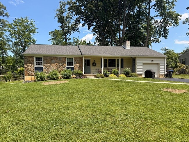 Building Photo - 1349 Sweet Briar Rd