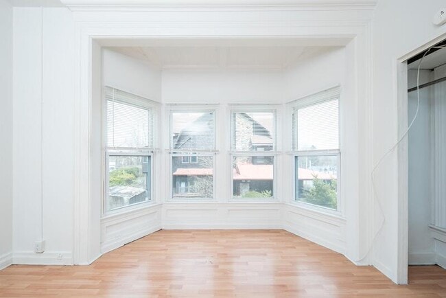 Building Photo - 236 Saratoga St