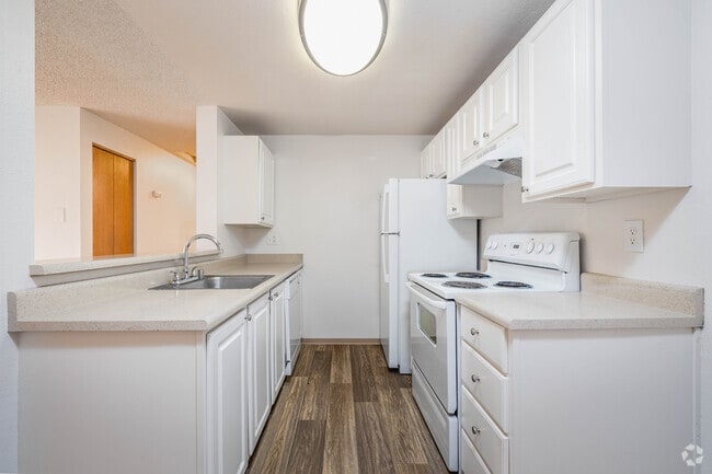 3BR, 2BA - 1,013SF - Kitchen