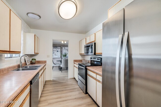 Photo - 667 W Las Lomitas Rd