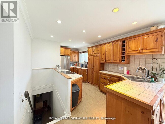 Photo - 38 Burnhamthorpe Rd W
