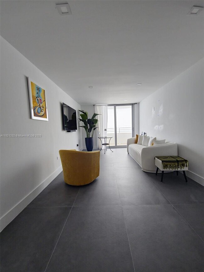 Photo - 5555 Collins Ave Unidad 16P