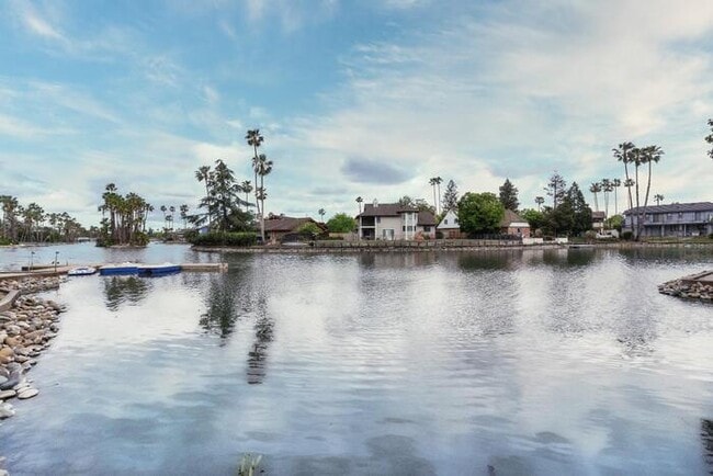 Beautiful Downstairs 2 Bedroom Condo Located In Gated Community Pool + Lake Access!