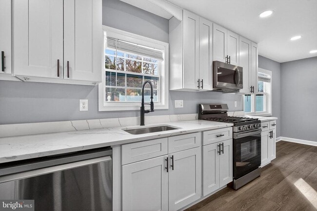 Photo - 2403 Kingsway Rd