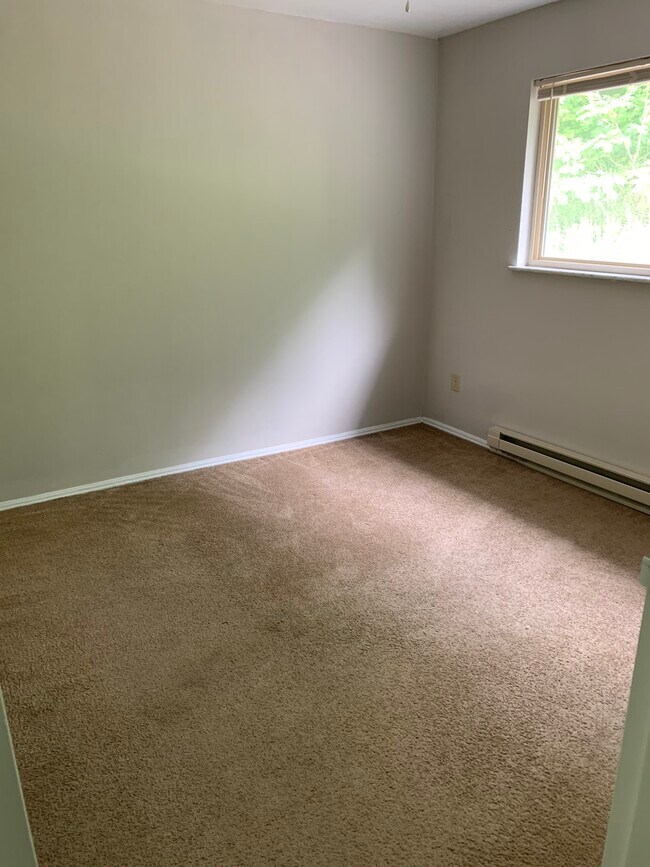 558-566 1Br - Bedroom