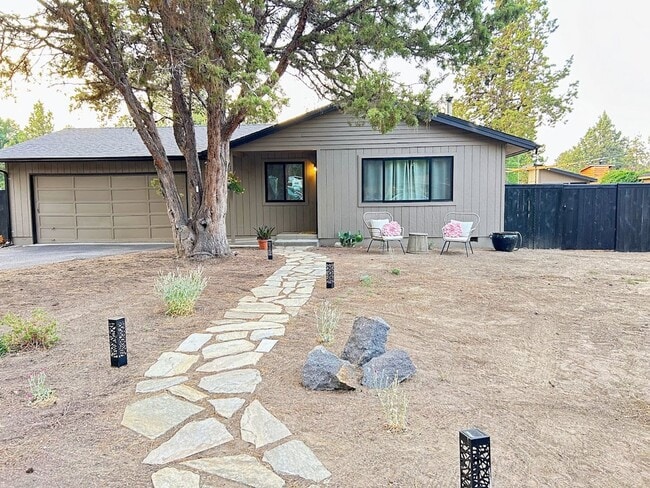 Building Photo - Updated home in a desirable SE neighborhood on a large lot