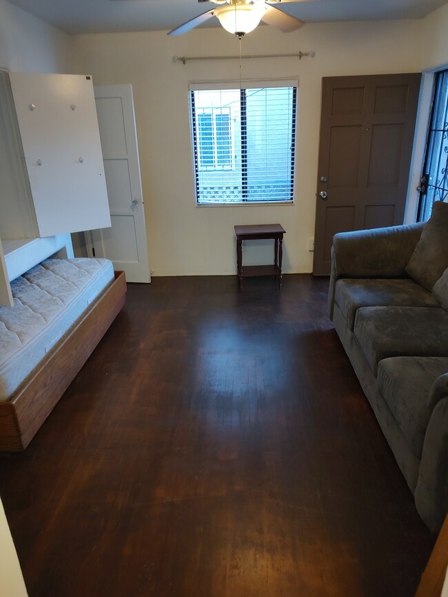 Queen size bed very thick mattress roll out. Makes for large living area - 830 Island Ct Unit Beautiful beach studio