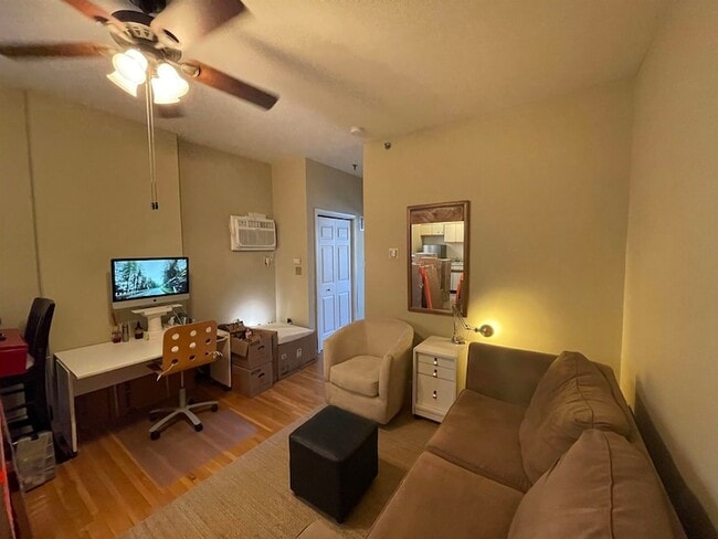 Building Photo - 711 Willow Ave