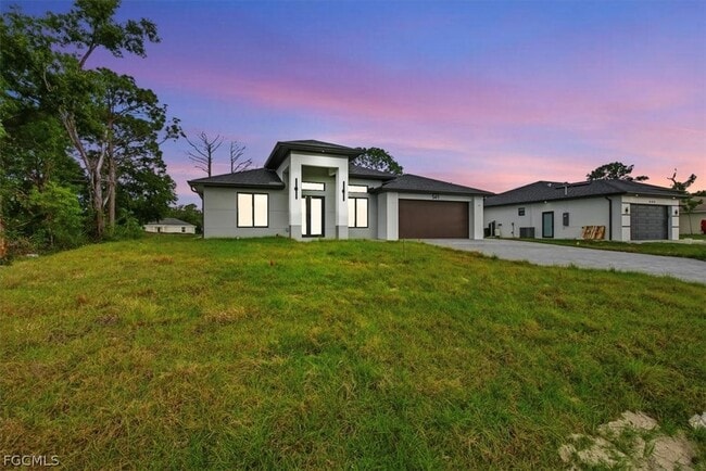 Photo - 541 Chalet Ave S