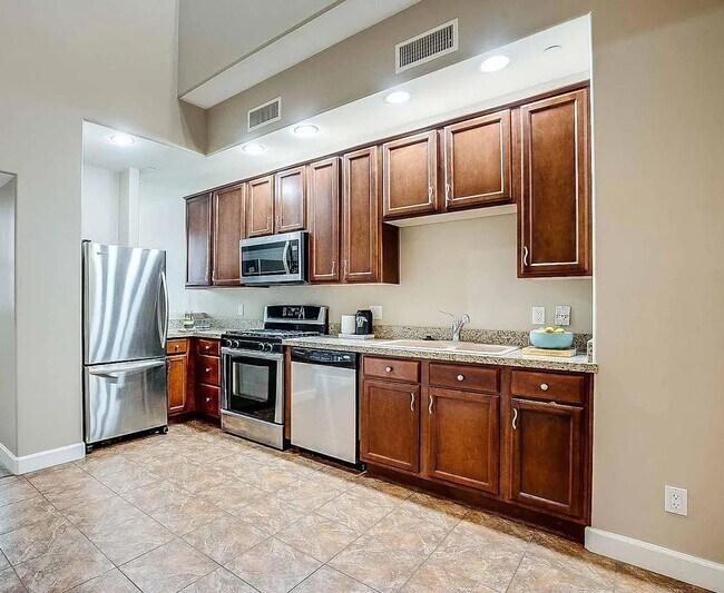 Photo - 555 W 6th St