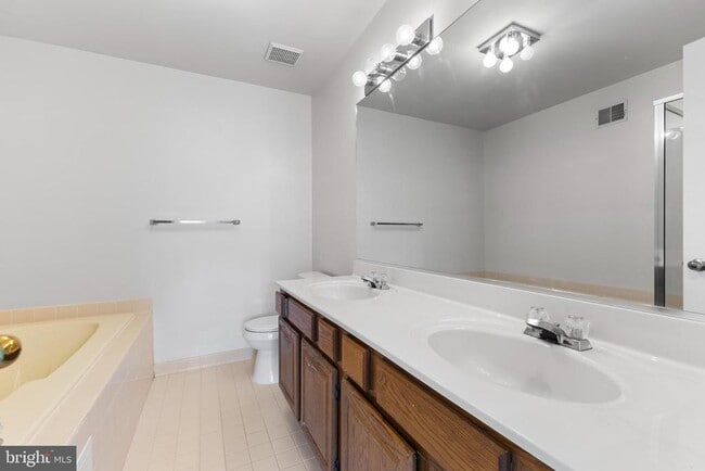 Photo - 5142 Woodford Dr