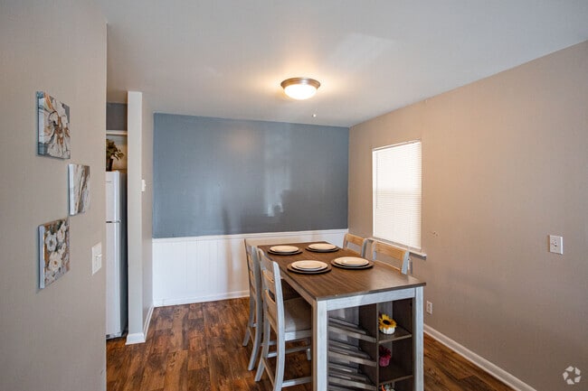 2BR, 1.5BA - 1155SF - Dining Area - Highland Ridge Apartments