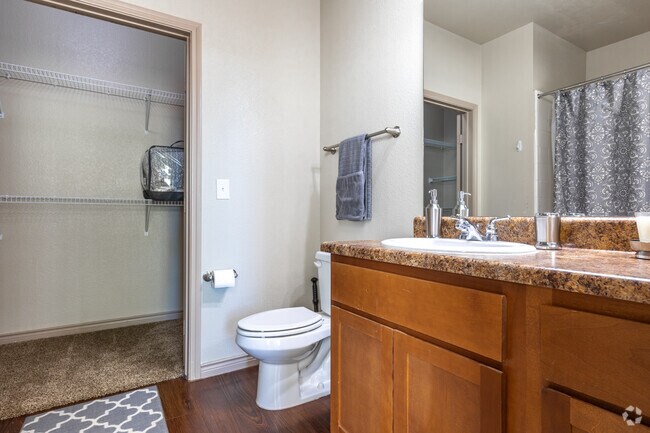 2BR, 2BA - 1,075SF - Bathroom