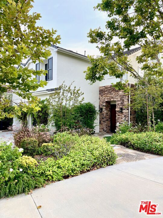Photo - 991 Deerhill Rd