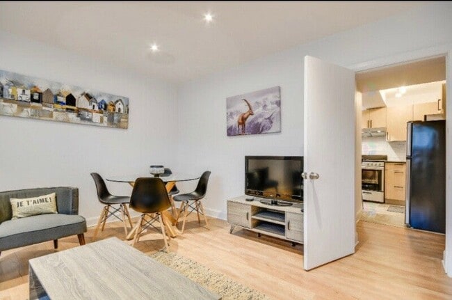 Building Photo - 4290 Av. Kent