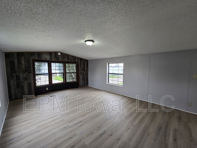 Photo - 700 W Ridgeway Ave