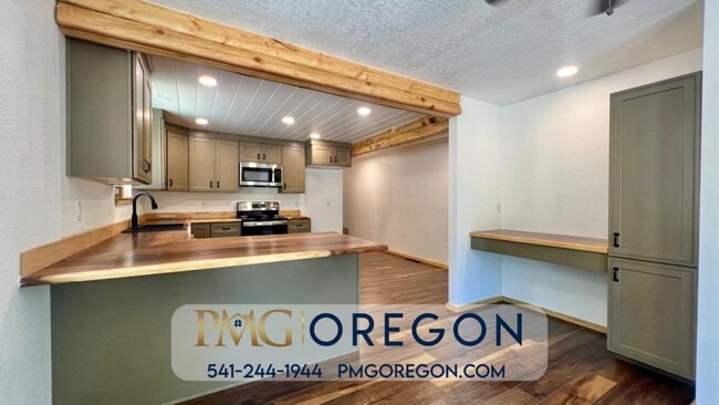 Photo - 4323 Galice Rd