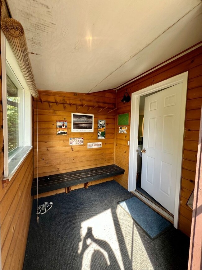 Photo - Available Nov 1st / Furnished / 1-Car Gara...