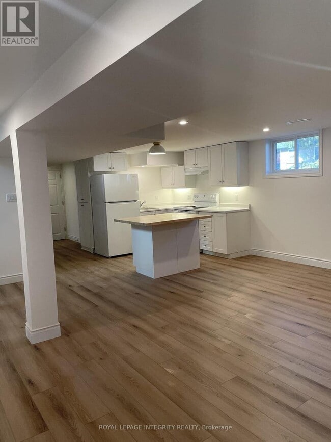 Photo - 32 Uxbridge Crescent