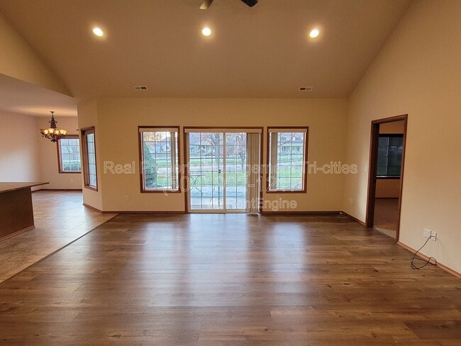 Photo - 19 Jasmine Ln