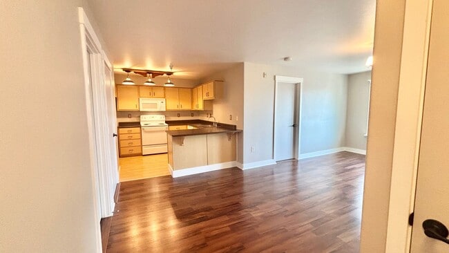 Building Photo - Freshly Updated 2-Bedroom Condo in the Hea...