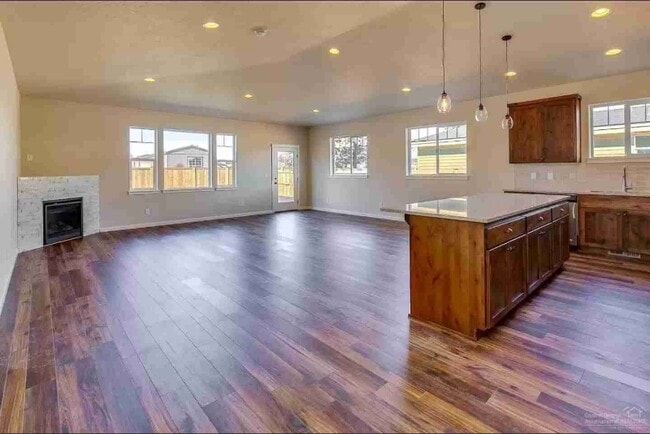 Photo - 629 NW Rimrock Dr