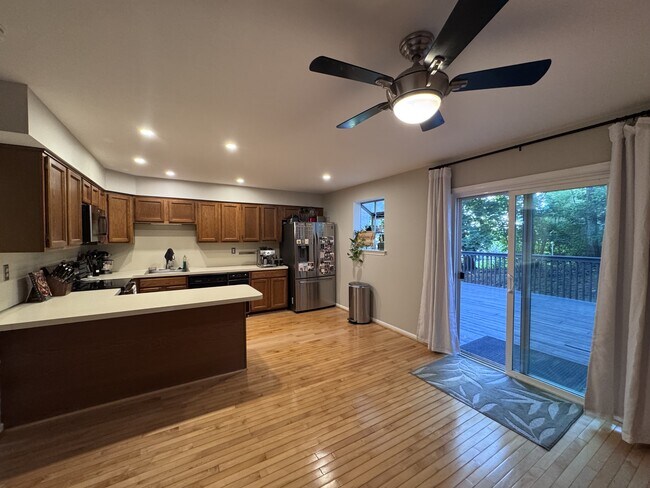 Photo - 606 Coates Ln