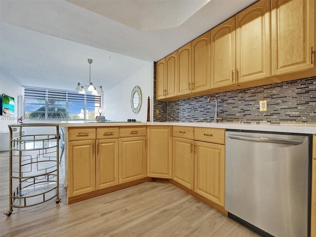 Building Photo - 1351 NE Miami Gardens Dr Unit 203E-203E Rental