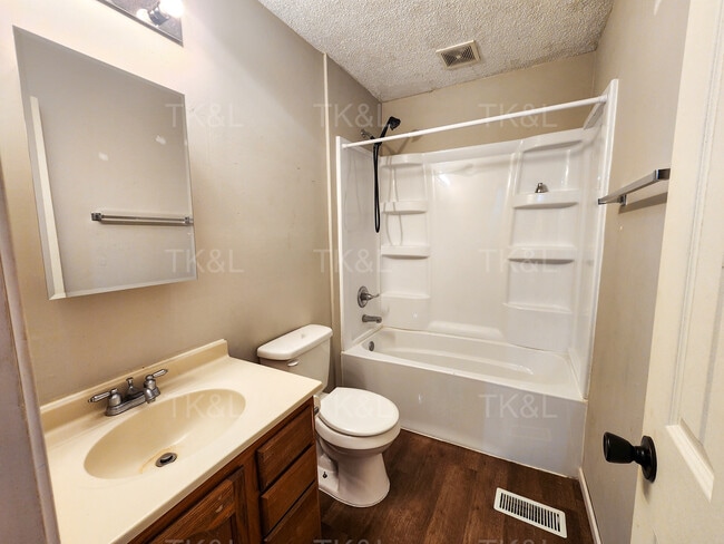 Photo - 805 W 4th St