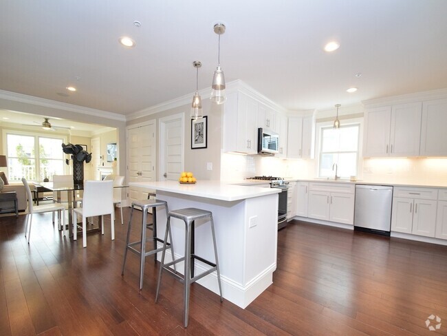 Building Photo - 41 Wenham St Unit 2 Rental