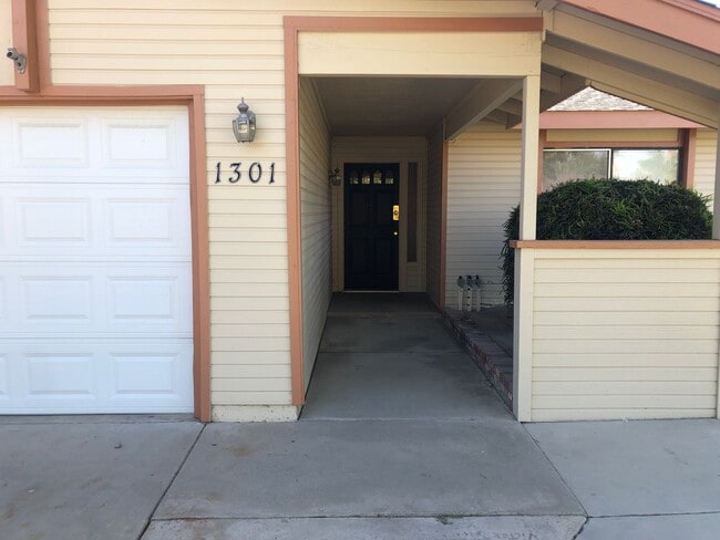 Building Photo - 4 Bedroom 2 Bath House for Rent