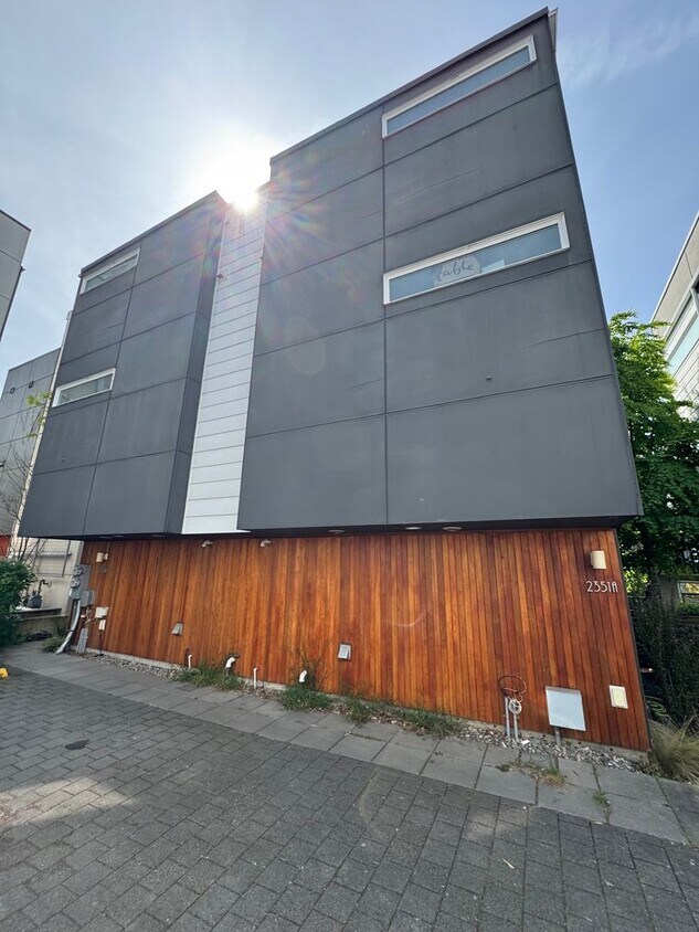 Modern 2 bed 2 bath townhome in Eastlake w... - Modern 2 bed 2 bath townhome in Eastlake w...