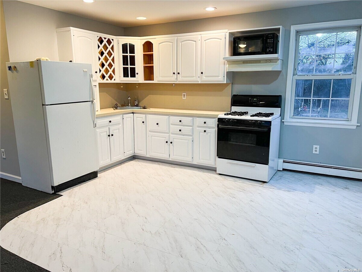 Photo - 550 W Montauk Hwy