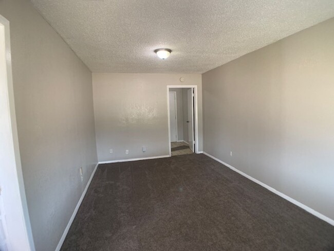 Move -in Special: Three Bedroom Moore! Be... - Move -in Special: Three Bedroom Moore!  Be... House