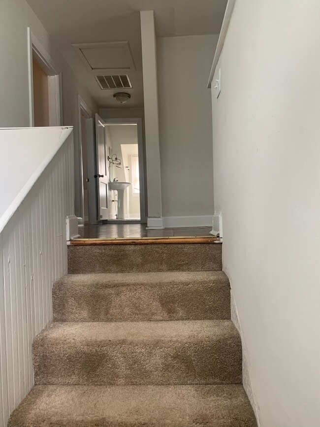 Building Photo - 424 E Maxwell St Unit 3 Rental