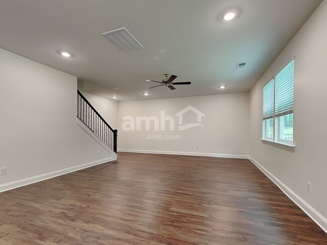 Photo - 633 Rivermist Dr